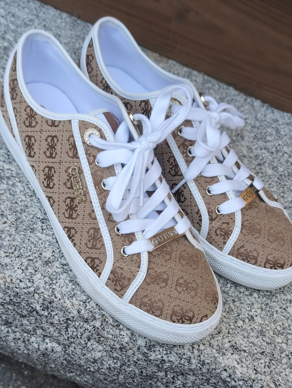 Guess low top